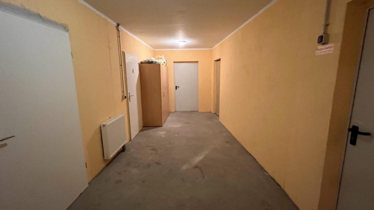 Senior WG Lehsen te koop Germany | seitlicher Kellerflur