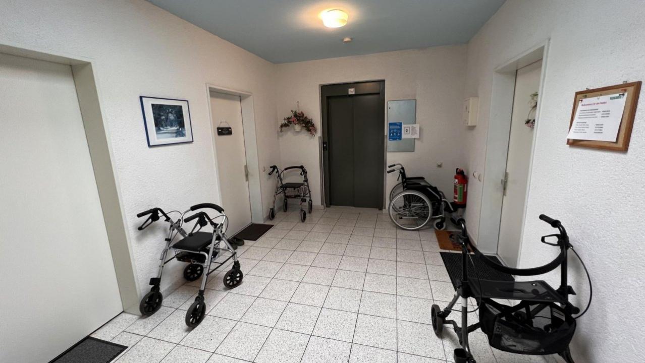 Geschossflur mit Fahrstuhl im Hintergrund