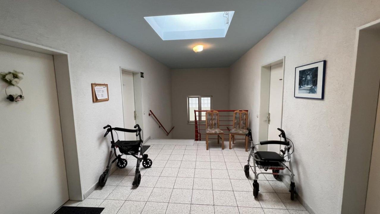 Senior WG Lehsen te koop Germany | Geschossflur mit Treppe im Hintergrund