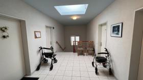 Appartamento condiviso per senior Lehsen Vendita Germania | Geschossflur mit Treppe im Hintergrund