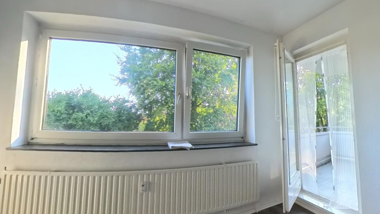 Wohnzimmer mit Balkontür